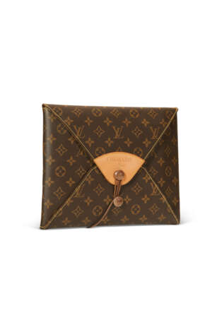 A PAIR OF BROWN MONOGRAM VISIONAIRE PORTFOLIOS - Foto 3