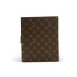 A BROWN MONOGRAM CANVAS RING AGENDA COVER WITH GOLD HARDWARE - Foto 3