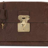 A BROWN AGED LEATHER PORTFOLIO WITH GOLD HARDWARE - Foto 1