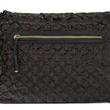 A BLACK & DARK BROWN PATENT LEATHER & FABRIC MONOGRAM OVERSIZED MESSENGER BAG WITH GOLD HARDWARE - Foto 2