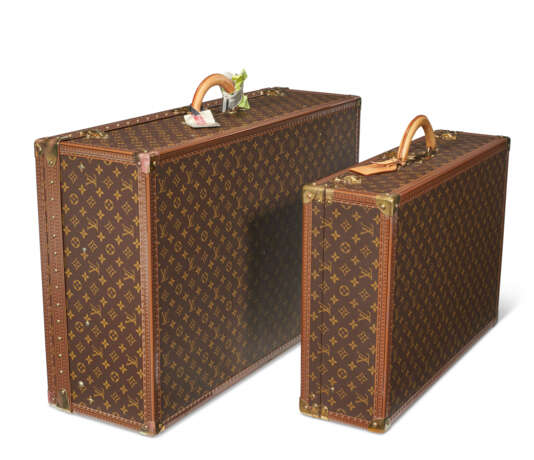 A PAIR OF BROWN MONOGRAM CANVAS HARDSIDED SUITCASES - Foto 1