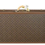 A PAIR OF BROWN MONOGRAM CANVAS HARDSIDED SUITCASES - Foto 3