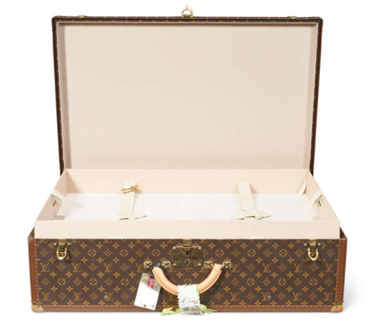 A PAIR OF BROWN MONOGRAM CANVAS HARDSIDED SUITCASES - фото 4