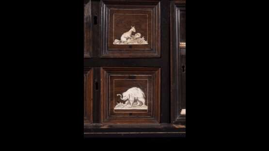 Cabinet de table quadrangulaire en bois noirci - фото 4