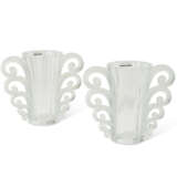 A PAIR OF LALIQUE 'BEAUVAIS' MOLDED GLASS VASES - Foto 1