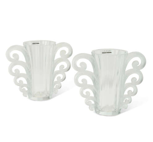 A PAIR OF LALIQUE 'BEAUVAIS' MOLDED GLASS VASES - фото 1