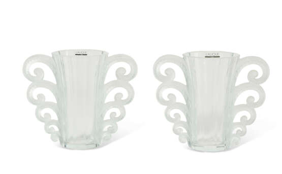 A PAIR OF LALIQUE 'BEAUVAIS' MOLDED GLASS VASES - Foto 2