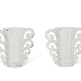 A PAIR OF LALIQUE 'BEAUVAIS' MOLDED GLASS VASES - Foto 3