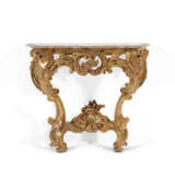 A LOUIS XV STYLE CARVED GILTWOOD CONSOLE TABLE - Foto 1