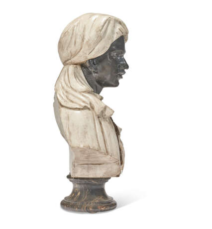 A CARVED MARBLE BUST OF A MOOR - Foto 2