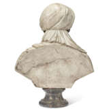 A CARVED MARBLE BUST OF A MOOR - Foto 3
