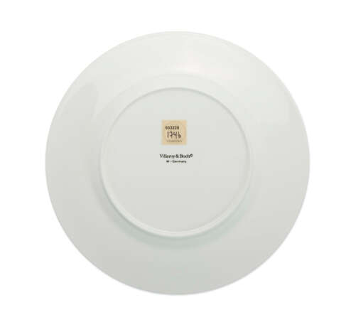 A GROUP OF EIGHT KEITH HARING FOR VILLEROY AND BOCH DINNER PLATES - photo 3