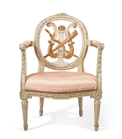 A NEAR PAIR OF NORTH EUROPEAN GRAY-PAINTED AND PARCEL-GILT FAUTEUILS - Foto 2