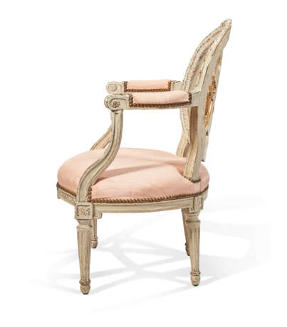 A NEAR PAIR OF NORTH EUROPEAN GRAY-PAINTED AND PARCEL-GILT FAUTEUILS - photo 3