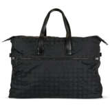 A BLACK NYLON OVERSIZED TRAVEL TOTE BAG WITH SILVER HARDWARE - Foto 1