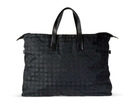 A BLACK NYLON OVERSIZED TRAVEL TOTE BAG WITH SILVER HARDWARE - Foto 3
