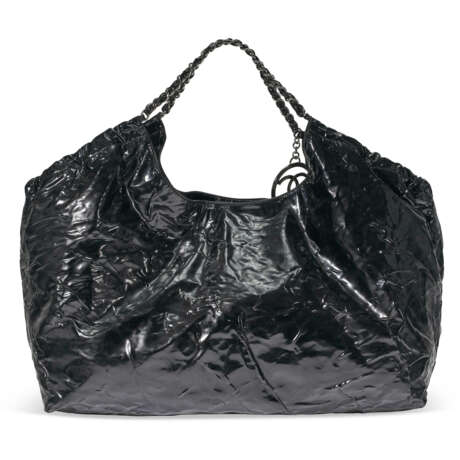 A BLACK PATENT LEATHER OVERSIZED TOTE BAG WITH SILVER HARDWARE - фото 3