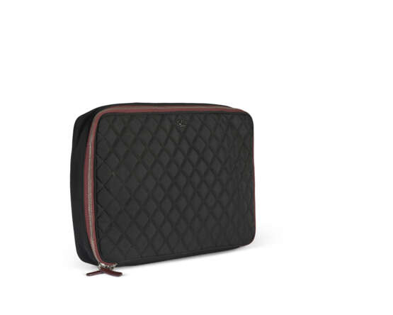 A BLACK QUILTED GROSGRAIN TRAVEL CASE WITH SILVER HARDWARE - фото 4