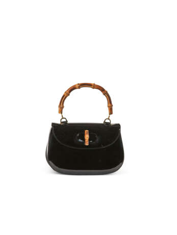 A BLACK PATENT LEATHER BAMBOO TOP HANDLE BAG WITH GOLD HARDWARE - фото 1