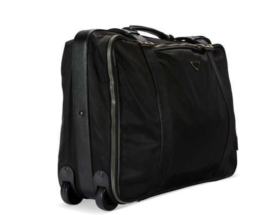 A BLACK NYLON ROLLING SUITCASE WITH SILVER HARDWARE - Foto 3