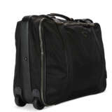 A BLACK NYLON ROLLING SUITCASE WITH SILVER HARDWARE - Foto 3