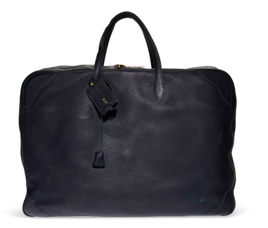 A PERSONALIZED INDIGO CLÉMENCE LEATHER VICTORIA 60 WITH GOLD HARDWARE - Foto 2