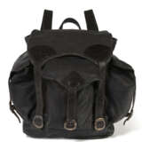 A BLACK LEATHER BACKPACK WITH SILVER HARDWARE - Foto 2