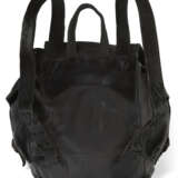 A BLACK LEATHER BACKPACK WITH SILVER HARDWARE - Foto 3