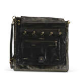 A BLACK LEATHER & GOLD LEATHER LARGE SHOULDER BAG WITH GOLD HARDWARE - фото 2