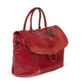 A RED AGED LAMBSKIN LEATHER OVERSIZED TRAVEL BAG WITH RUTHENIUM HARDWARE - Foto 3