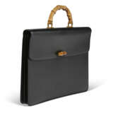 A PAIR OF BLACK & BROWN LEATHER BAMBOO TOP HANDLE BRIEFCASES WITH GOLD HARDWARE - Foto 4