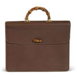 A PAIR OF BLACK & BROWN LEATHER BAMBOO TOP HANDLE BRIEFCASES WITH GOLD HARDWARE - Foto 5
