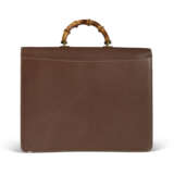 A PAIR OF BLACK & BROWN LEATHER BAMBOO TOP HANDLE BRIEFCASES WITH GOLD HARDWARE - Foto 6