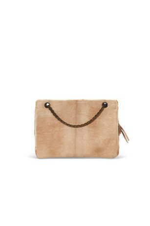 A BEIGE PONYHAIR SHOULDER BAG WITH AGED GOLD HARDWARE - фото 2