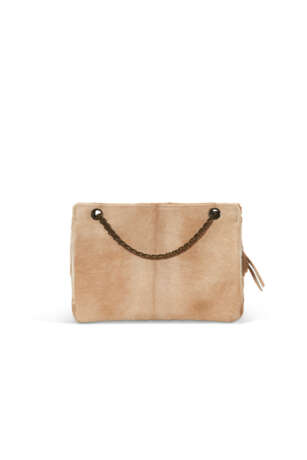 A BEIGE PONYHAIR SHOULDER BAG WITH AGED GOLD HARDWARE - фото 4