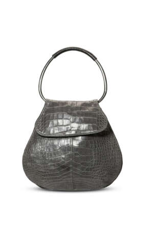 A MATTE GREY ALLIGATOR VITELLO DAINO RING BAG WITH SILVER HARDWARE - фото 1