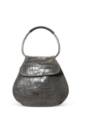 A MATTE GREY ALLIGATOR VITELLO DAINO RING BAG WITH SILVER HARDWARE - фото 2