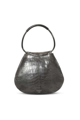 A MATTE GREY ALLIGATOR VITELLO DAINO RING BAG WITH SILVER HARDWARE - фото 3