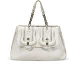 A WHITE LEATHER B SHOULDER BAG WITH BRONZE HARDWARE - Foto 1