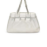 A WHITE LEATHER B SHOULDER BAG WITH BRONZE HARDWARE - Foto 2