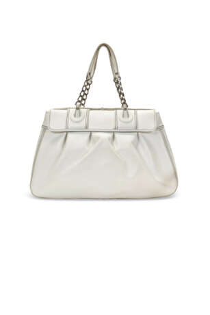 A WHITE LEATHER B SHOULDER BAG WITH BRONZE HARDWARE - Foto 2