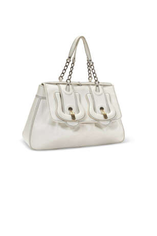 A WHITE LEATHER B SHOULDER BAG WITH BRONZE HARDWARE - Foto 3