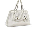 A WHITE LEATHER B SHOULDER BAG WITH BRONZE HARDWARE - Foto 3