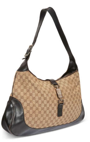 A BROWN MONOGRAM CANVAS & BLACK LEATHER OVERSIZED JACKIE BAG WITH SILVER HARDWARE - Foto 3