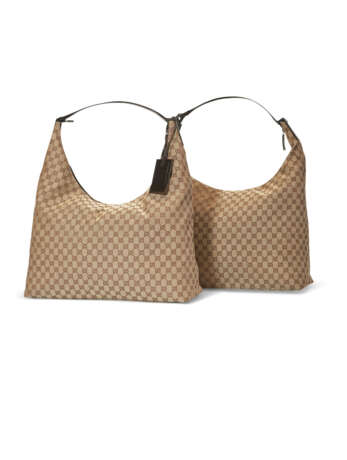 A PAIR OF BROWN MONOGRAM CANVAS OVERSIZED HOBO BAGS - Foto 1