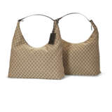 A PAIR OF BROWN MONOGRAM CANVAS OVERSIZED HOBO BAGS - Foto 1