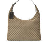 A PAIR OF BROWN MONOGRAM CANVAS OVERSIZED HOBO BAGS - Foto 2