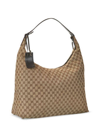 A PAIR OF BROWN MONOGRAM CANVAS OVERSIZED HOBO BAGS - Foto 3