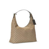 A PAIR OF BROWN MONOGRAM CANVAS OVERSIZED HOBO BAGS - Foto 6