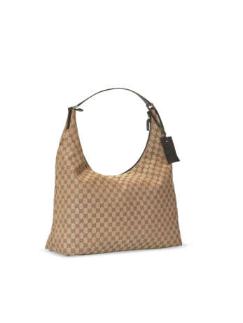 A PAIR OF BROWN MONOGRAM CANVAS OVERSIZED HOBO BAGS - Foto 6